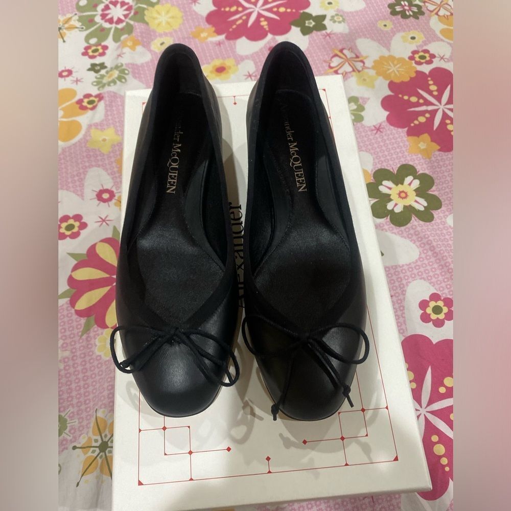Alexander McQueen Black Leather Flats - Picture 6 of 10